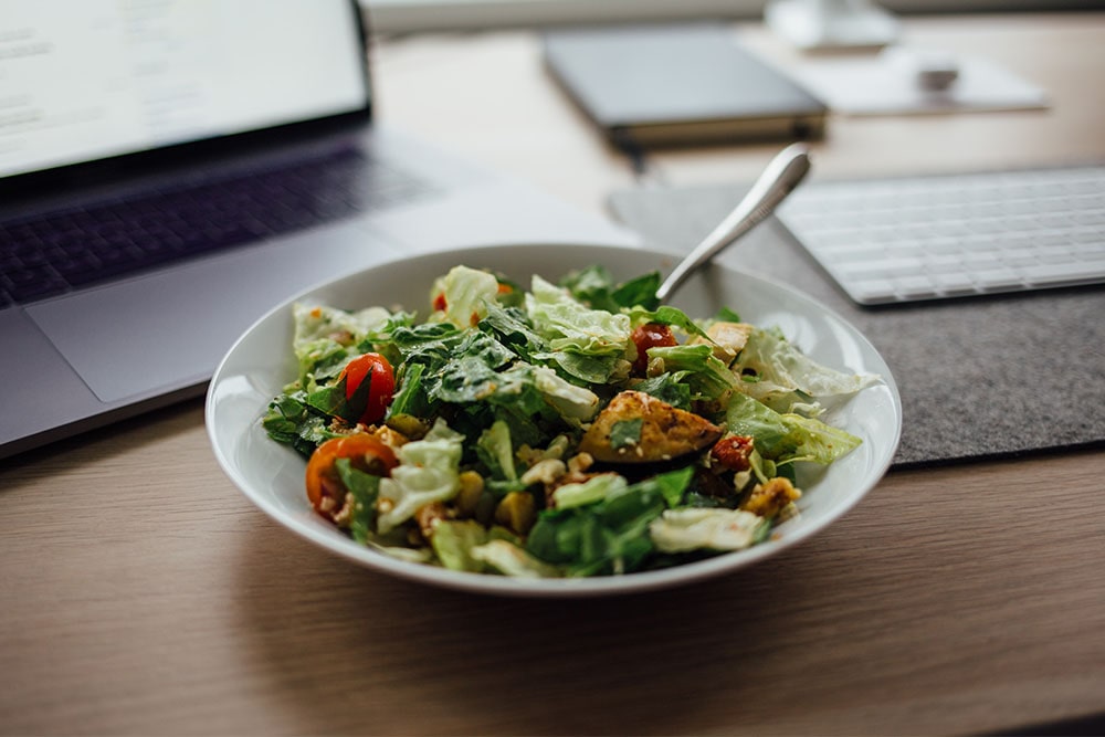 Dieta w pracy biurowej, czyli catering dla zapracowanych – dlaczego warto?